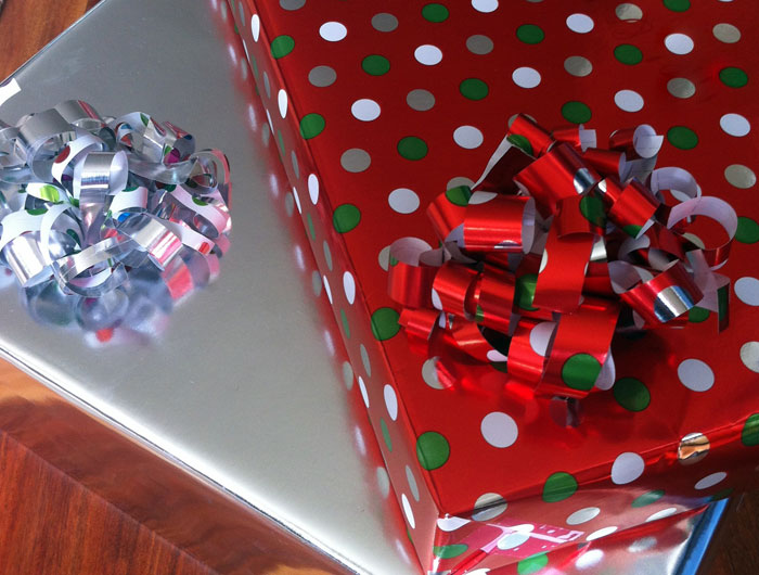 Crafty Chic: DIY Gift Bow | Chicisms